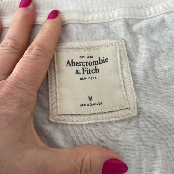 Abercrombie and Fitch v neck t-shirt with logo. - Picture 2 of 2